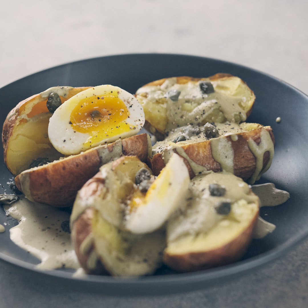 Ofenkartoffeln mit Tonnato Sauce und weichgekochten Ei